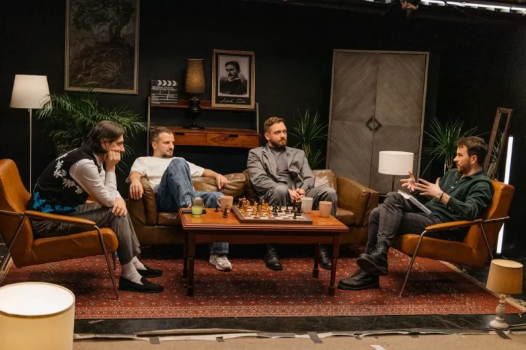 Icons of the Airwaves: Famous Talk Show Hosts Who Shaped Entertainment Icons of the Airwaves: Famous Talk Show Hosts Who Shaped Entertainment